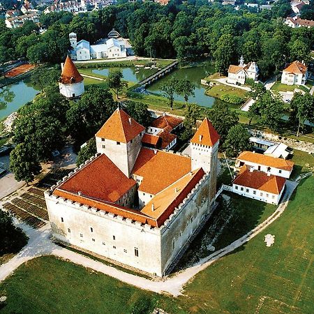 Cozy Summer House With Free Parking Near City Center & Beach Kuressaare Extérieur photo