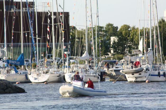 Cozy Summer House With Free Parking Near City Center & Beach Kuressaare Extérieur photo