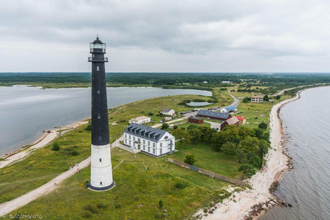 Cozy Summer House With Free Parking Near City Center & Beach Kuressaare Extérieur photo
